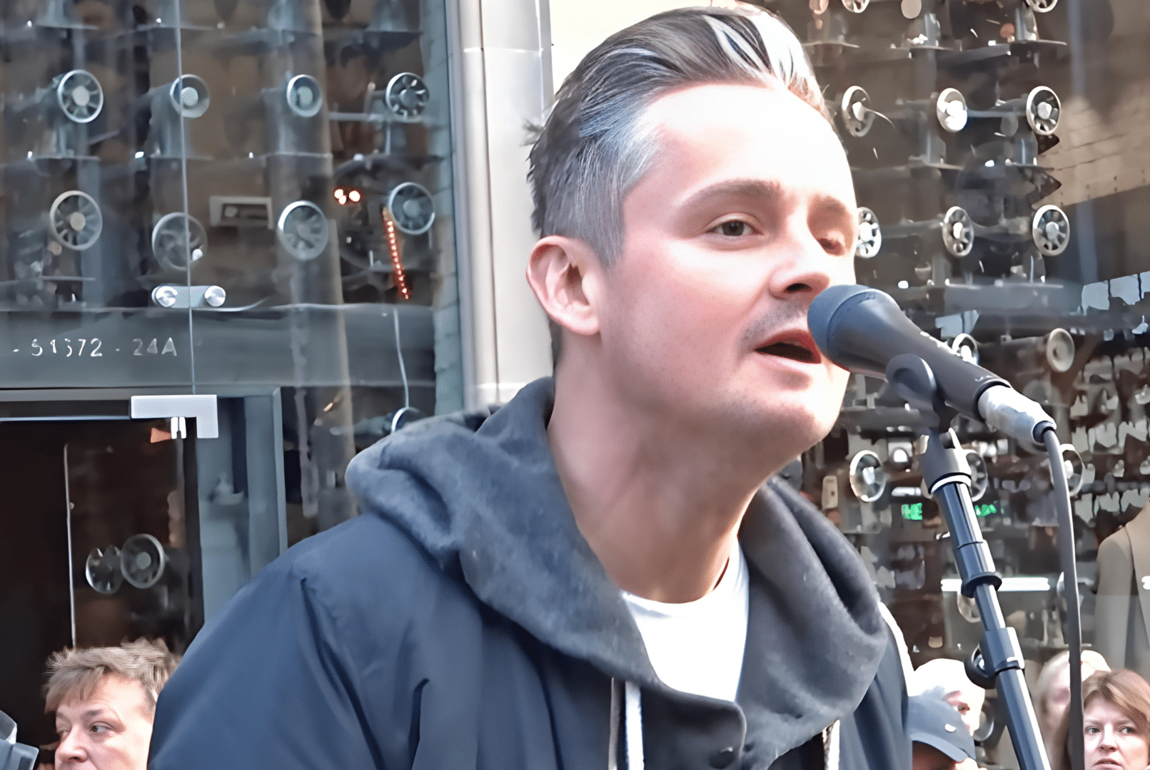 Keane’s Tom Chaplin Surprised Glasgow With “Somewhere Only We Know”