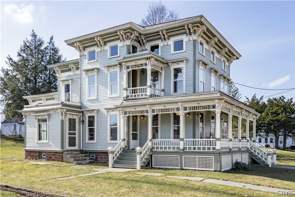 Stunning 1900 Victorian Home With 5 Bedrooms And 2 Bathrooms Available Now