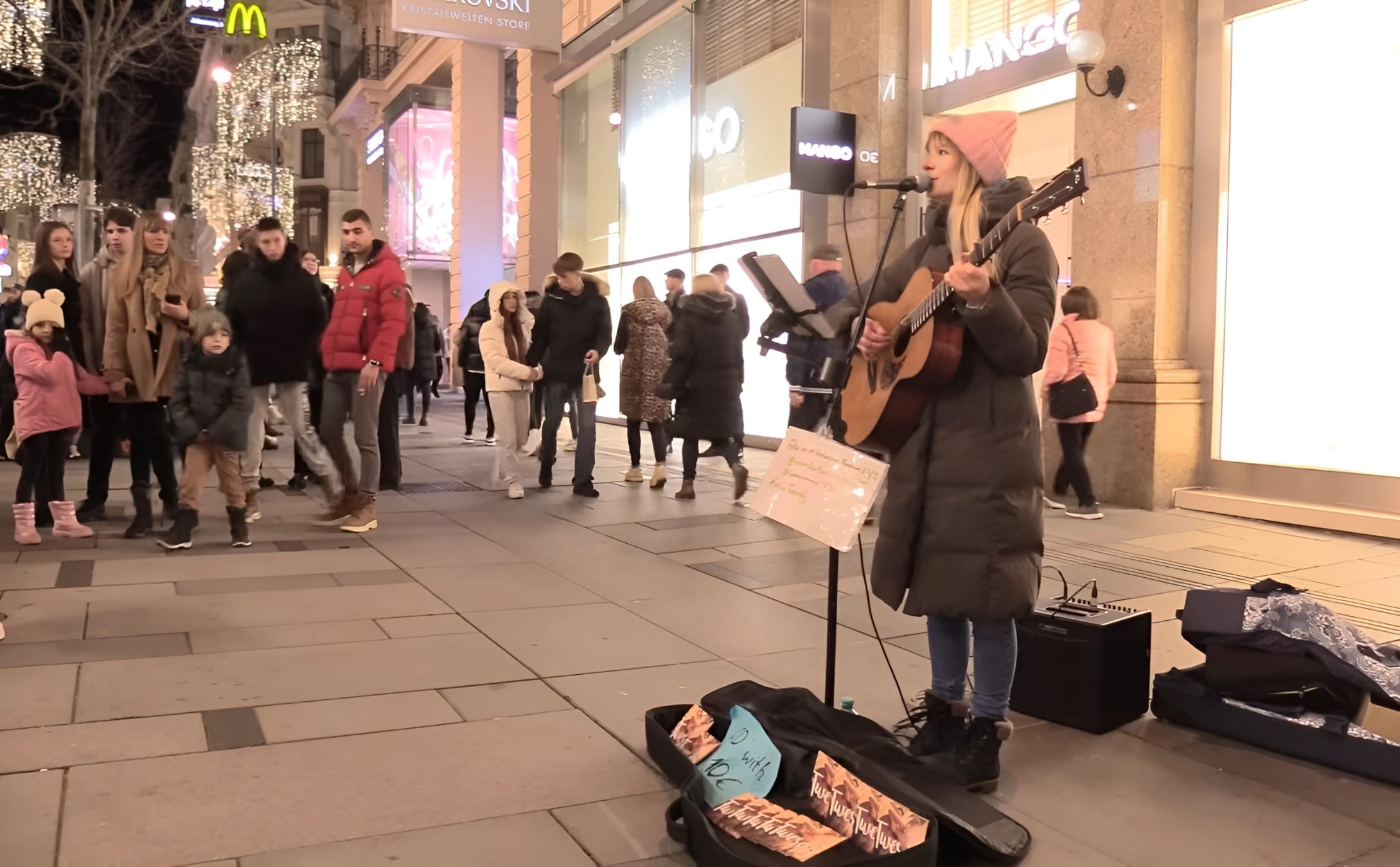 This Busker Warms Up The Chilly Winter Street With A Heartwarming Version Of “Hallelujah”