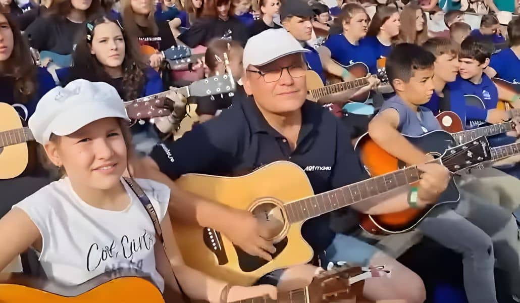“Have You Ever Seen The Rain” Was Given An Epic Rendition By 700 Guitarists