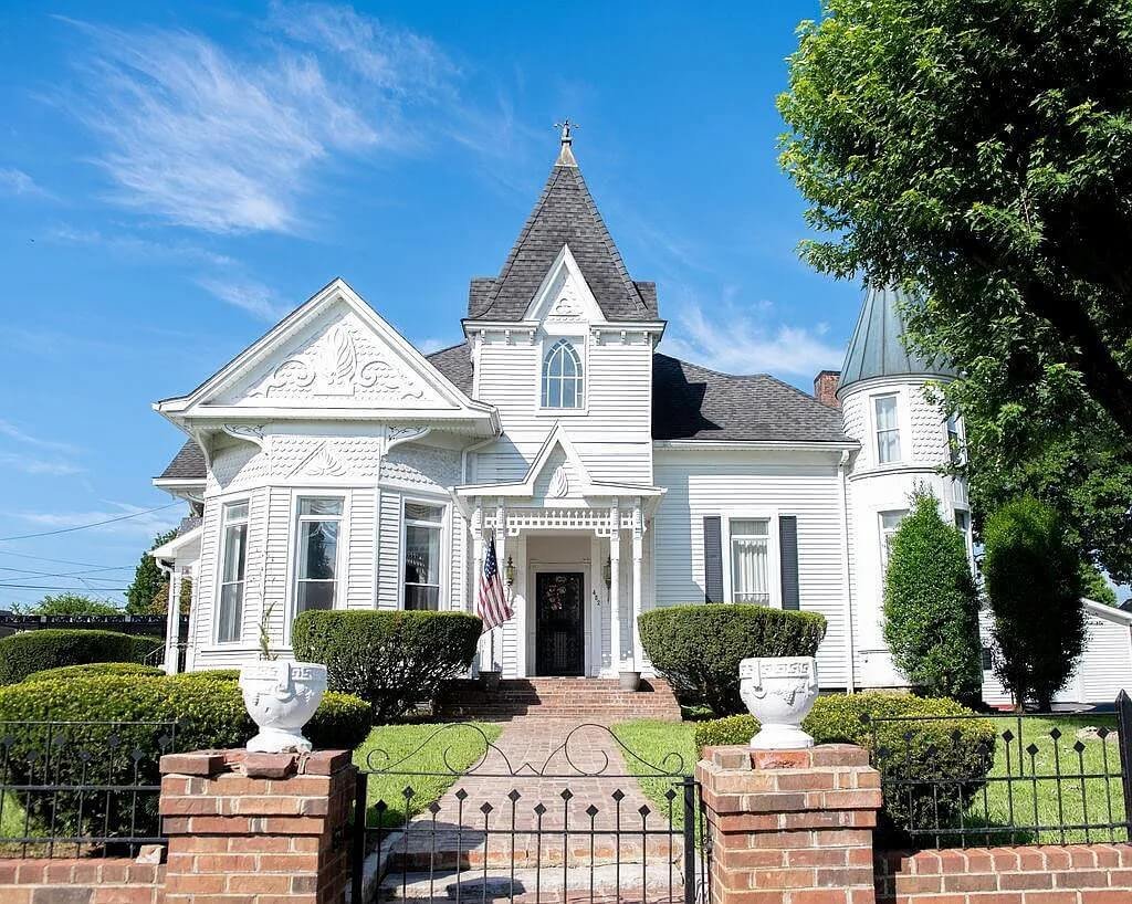 Don’t Miss This Rare Opportunity To Own 1891 Historical House In Kentucky