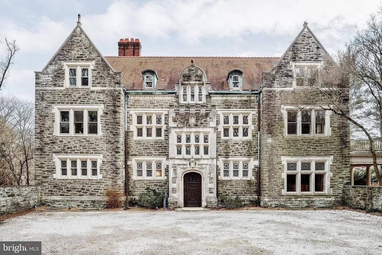 1909 Philadelphia Maison With Beautiful Outdoor Terrace