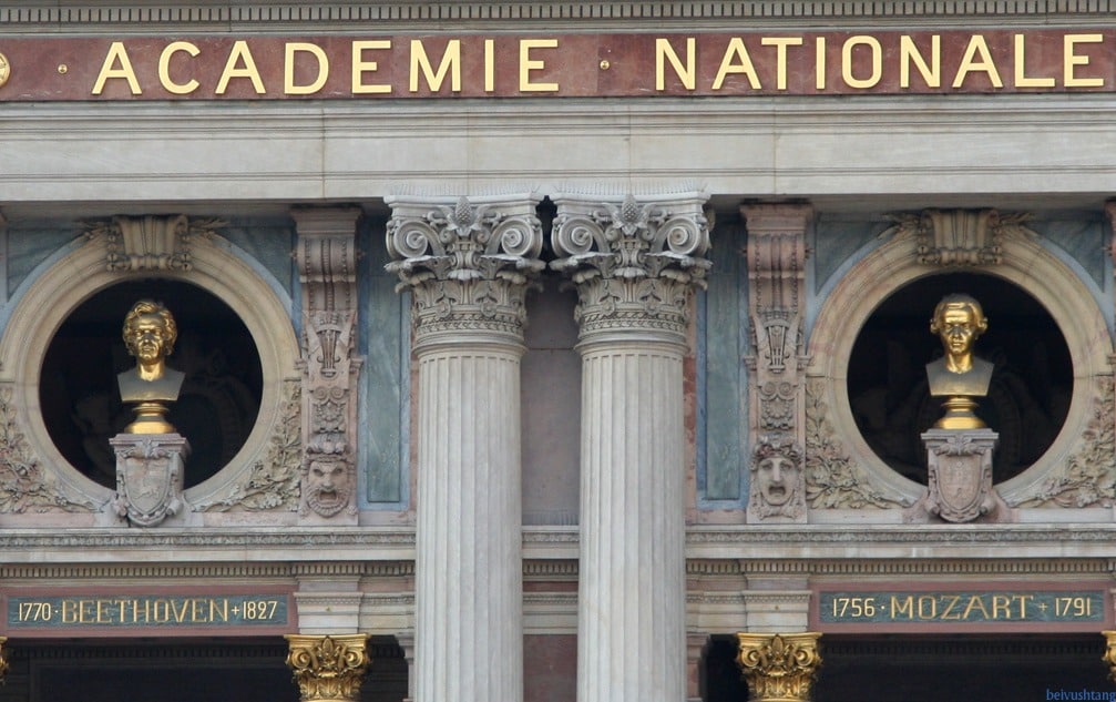 Bronze busts of Beethoven and Mozart on the front façade