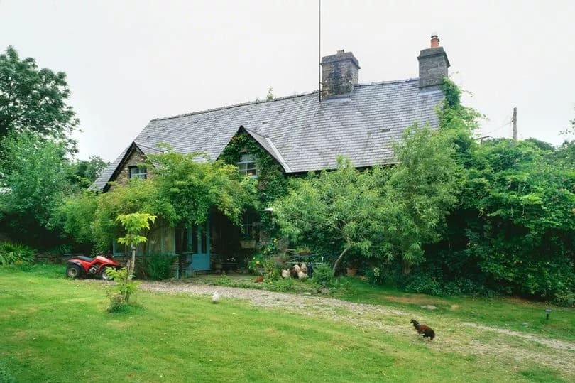 Hafod Y Garreg: Explore And Sleep In The 620-Year-Old Oldest House In Wales!