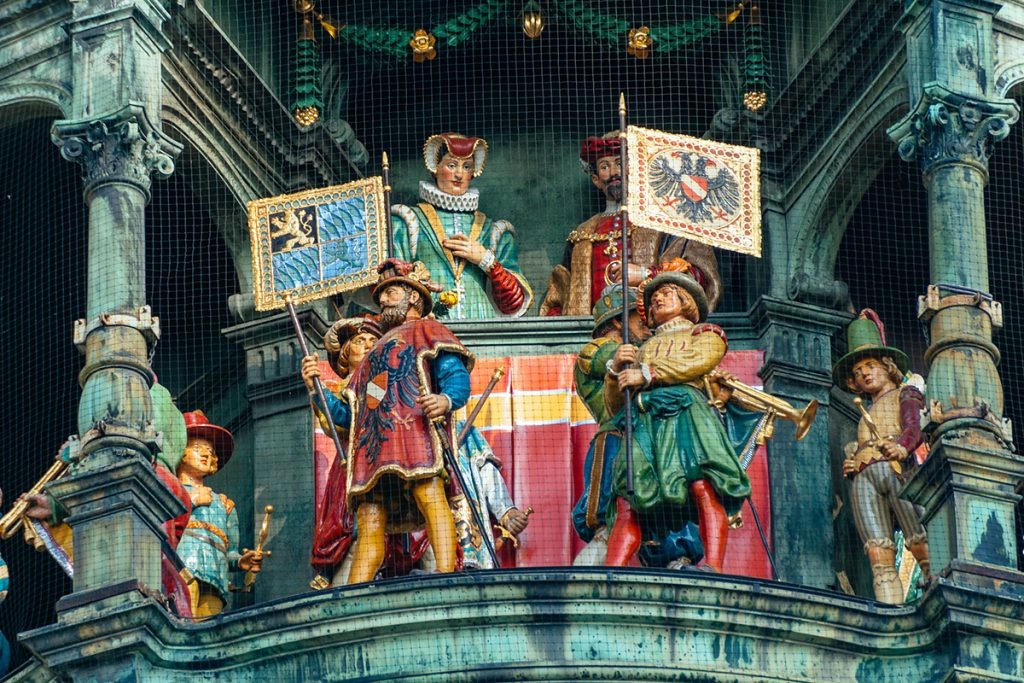 The standard-bearers in front of the knights