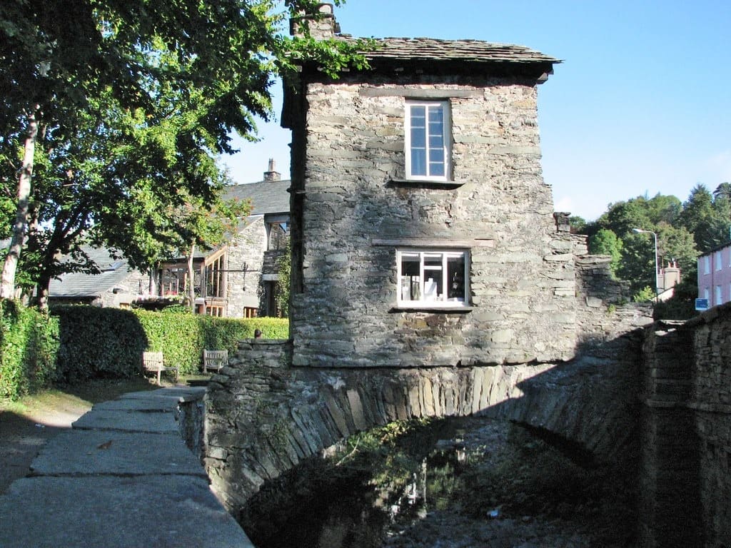 17th-Century Bridge House That Was Built Right On Top Of A Bridge To Avoid Land Tax