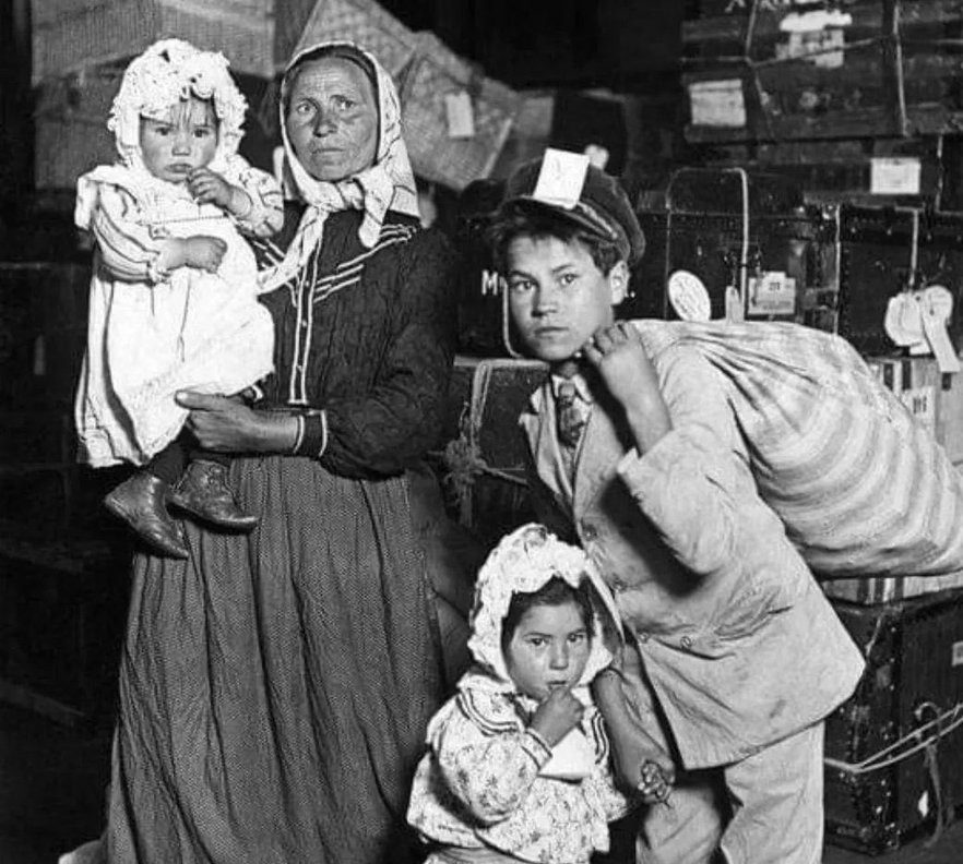 The Fascinating Backstory Of The Iconic 1905 Photo Of An Italian Immigrant Family