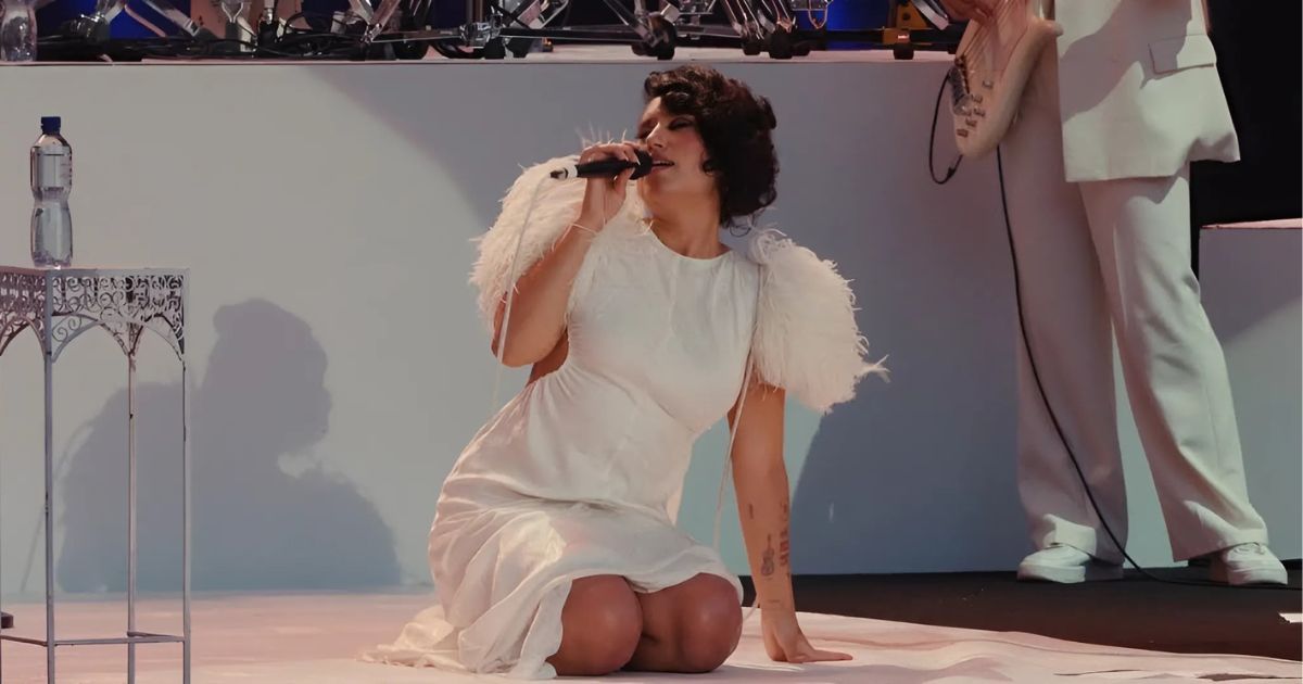 Raye Brings The House Down With Goosebump-Inducing Performance Of “It’s A Man’s Man’s Man’s World”