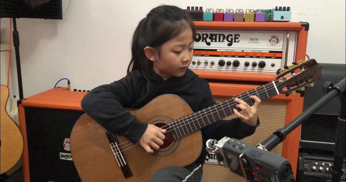 Young Guitar Prodigy, Only 6, Nails “Fly Me To The Moon” In Bossa Nova Style