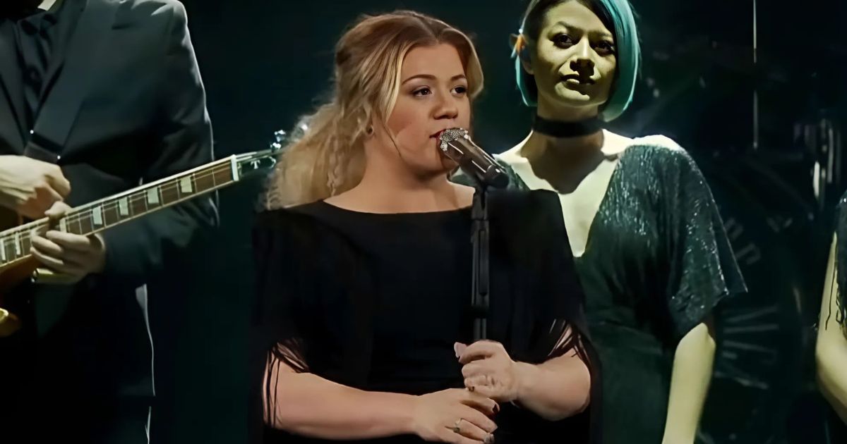 Fans Can’t Stop Talking About Kelly Clarkson’s Emotional Take On “Shallow”
