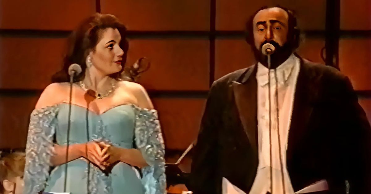 Pavarotti And Esperian Deliver A Beautiful “La Traviata” Performance At “Pavarotti And The Three Sopranos” (1999)