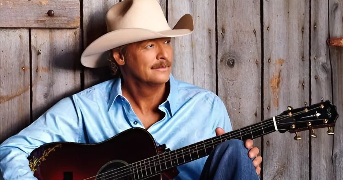 The Crowd Goes Wild As Alan Jackson Sings “Chattahoochee” Live