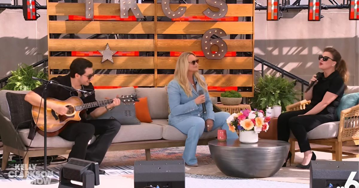 Kelly Clarkson And Miranda Lambert Deliver A Heartfelt Performance Of “Tin Man”