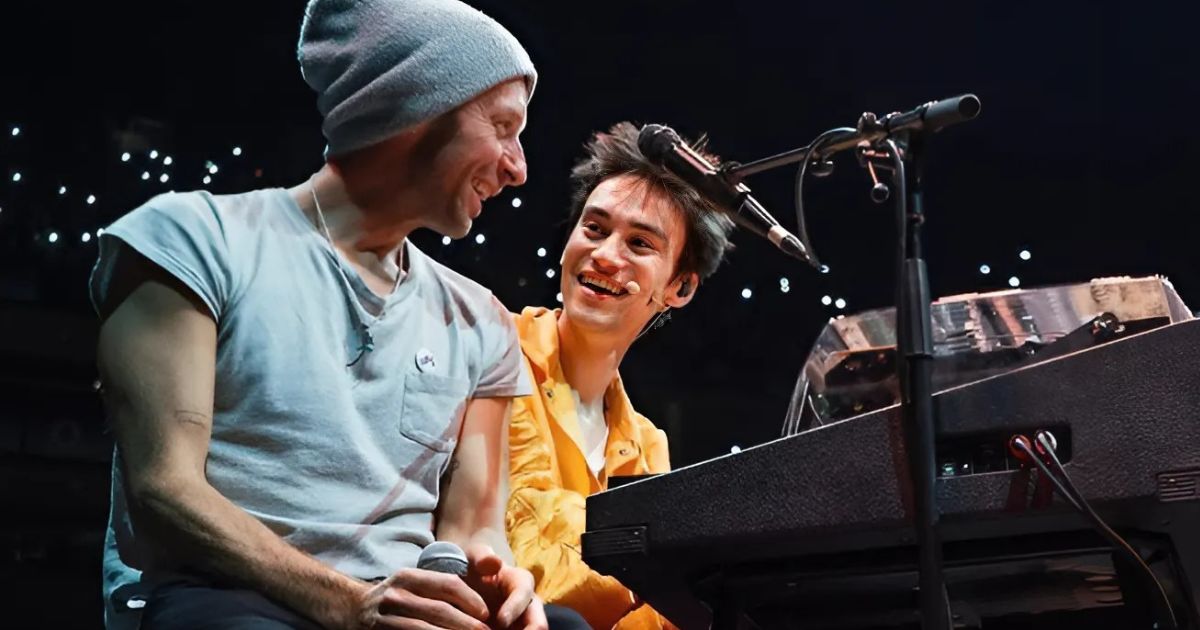 Jacob Collier Turns 15,000 Fans Into A Choir In An Unforgettable Chris Martin Collab